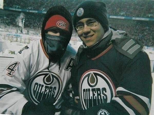 GlobalJesus's tweet photo. As we inch closer to @NHL #HeritageClassic... I think back 20 years ago... The first ever outdoor regular season game. 

Kept my hand on a window outside a bar on Whyte Ave... for 24 hours... To try and win tix. #yeg #LetsGoOilers 

 @ssolbak @adammckale

https://t.co/5Er3rCeXXC https://t.co/IKnruzQi1O