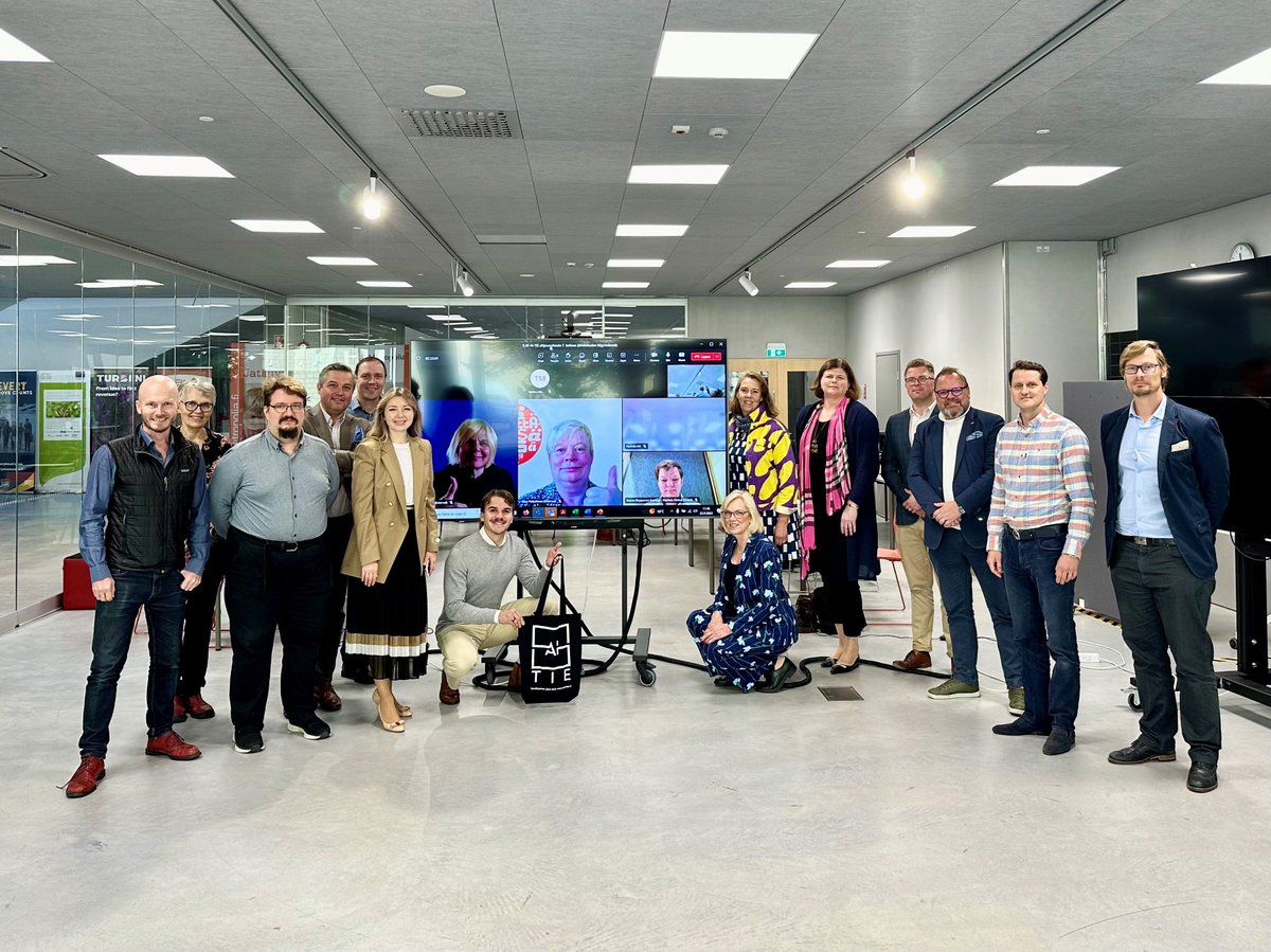 Meillä oli ilo olla mukana <a href="/HAAGAHELIAamk/">Haaga-Helia AMK</a> AI-TIE -hankkeessa ja nähdä, kuinka tekoäly muuntui osaksi niin monen yrityksen arkea. Innovaatioiden kehitys ja käyttöönotto ovat mahdollisia, kun saadaan oikeat ihmiset yhteen yhteisen päämäärän eteen.
#tekoäly

aistories.fi