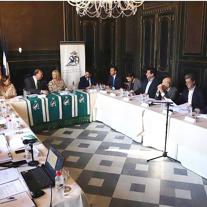 MJGarciaPelayo's tweet photo. La @RealEscuela sigue dando pasos hacia delante.
Gracias @Arturo_BernalB por tu compromiso tan firme con esta importante institución de Jerez.

Bienvenidos a los nuevos patronos. https://t.co/0P6e7euEYv