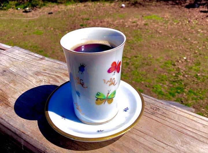 rusticritmo's tweet photo. starting the day right with a cup of joe, laying down my goals, and chasing that happy vibe! #CoffeeKickstart https://t.co/f0MhuUVyhU
