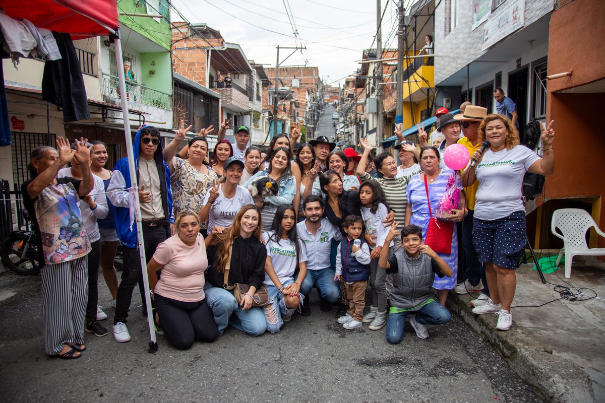 AlejoSalda1's tweet photo. En la Comuna 6, Doce de Octubre, estamos compartiendo momentos especiales con la comunidad, fortaleciendo lazos y construyendo justicia social para una #MedellínSinHambre.
💚#Verde11🌻 #RescatemosLaPrimavera https://t.co/YqnCuh6vTL