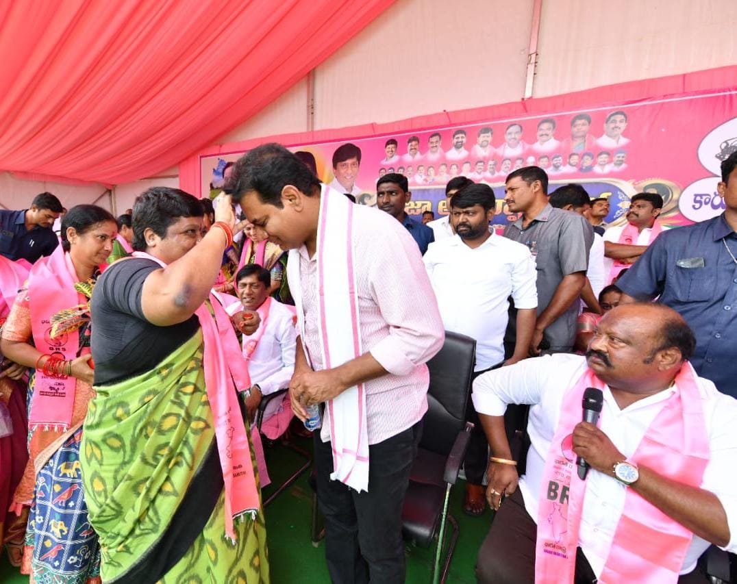 కరీంనగర్ లో నిర్వహించిన ప్రజా ఆశీర్వాద సభకు విచ్చేసిన బిఆర్ఎస్ పార్టీ వర్కింగ్ ప్రెసిడెంట్, మంత్రి కేటీఆర్ గారికి స్వాగతం పలికిన మంత్రి గంగుల కమలాకర్ గారు, జిల్లా ప్రజా పరిషత్ చైర్ పర్సన్ శ్రీమతి శ్రీ కనుమల్ల విజయ-గణపతి గారు.