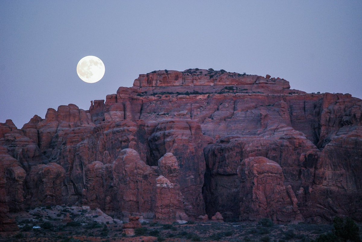 Moon rising in #ArchesNationalPark
#hacerfotos #ThePhotoHour #StormHour #ThePhotoMode #PhotoOfTheDay