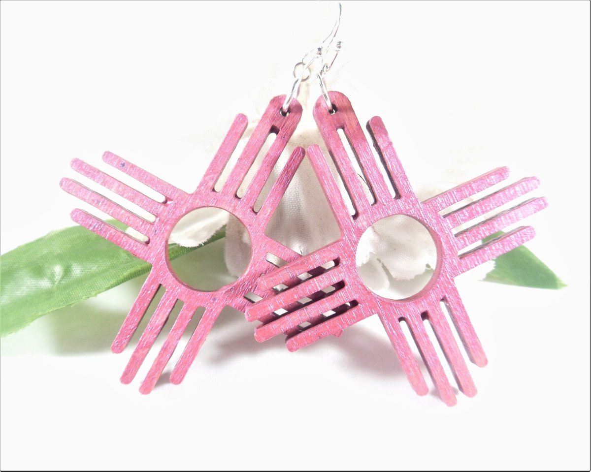 valroseshowers's tweet photo. Pink Zia Earrings, Pink Purple Zia Sun Earrings, Zia Jewelry, Zia Sun Jewelry, New Mexico Earrings, New Mexico Jewelry, Hand Painted for Her https://t.co/I3RyzMHloj #EtsySeller #SantaFe #NewMexico #EtsyShop #PinkPurple https://t.co/cDfyL1yOJI