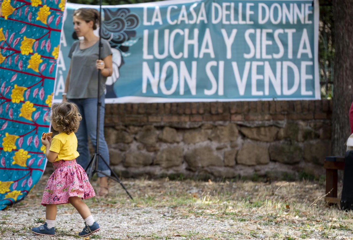 lauraboldrini's tweet photo. La destra conferma di essere contro i diritti e le libertà delle donne e per niente interessata alla loro tutela, a tutti i livelli. Basta prendere gli ultimi fatti accaduti nel Lazio e in Toscana. 

Arriva in queste ore la notizia che la giunta della Regione Lazio, guidata da Francesco Rocca, ha deciso di porre fine all'esperienza di Lucha y Siesta, mettendo a bando lo stabile di Atac che, con tanta fatica e tante battaglie, le operatrici e le attiviste erano riuscite ad ottenere con una convenzione firmata dalla giunta Zingaretti. Un luogo sicuro dove le donne vittime di violenza possono trovare non solo rifugio, ma anche assistenza e sostegno: questo è Lucha y Siesta. Una realtà fondamentale in un Paese che conta una vittima di femminicidio ogni 3 giorni e in cui la protezione per le donne non è sufficiente neanche per coloro che riescono a denunciare i propri aguzzini. 

Chiudere Lucha y Siesta, accampando scuse capziose, è un errore enorme e una scelta precisa. Parlare di ricollocazione delle ospiti in strutture della Regione è fumo negli occhi perché è proprio a Lucha y Siesta che spesso le istituzioni si sono rivolte per trovare alloggio a donne vittime di violenza.

L'altro esempio arriva dalla Toscana dove il sindaco antiabortista di Grosseto che sostiene la barbara pratica di fare ascoltare il battito del feto alle donne che decidono di interrompere la gravidanza, tanto da firmare la proposta di legge che intende renderla obbligatoria, insulta con epiteti sessisti l'assessora regionale del Pd alle Pari Opportunità Alessandra Nardini per essersi, invece, espressa contro questa iniziativa che ha il solo scopo di minare la libertà di scelta e il diritto all'autodeterminazione delle donne. 

Ad Alessandra, va la mia solidarietà e il mio sostegno. Al sindaco, invece, tutta la mia condanna. Non fermerete le lotte delle donne. Non ci riporterete indietro di 40 anni.