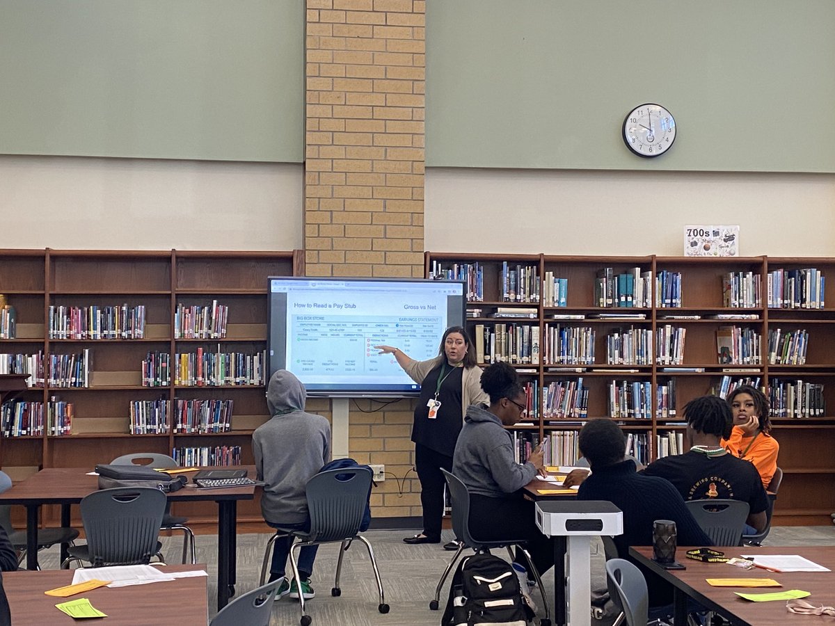 Our director of our education foundation ❤️teaches basic banking to our success 101 class in the ‘Brary!  ⁦<a href="/JTemoney/">Jeff E. Temoney</a>⁩ ⁦<a href="/SV_Vikings/">Spring Valley</a>⁩ ⁦<a href="/RichlandTwo/">Richland School District Two</a>⁩ #lovemylibrary
