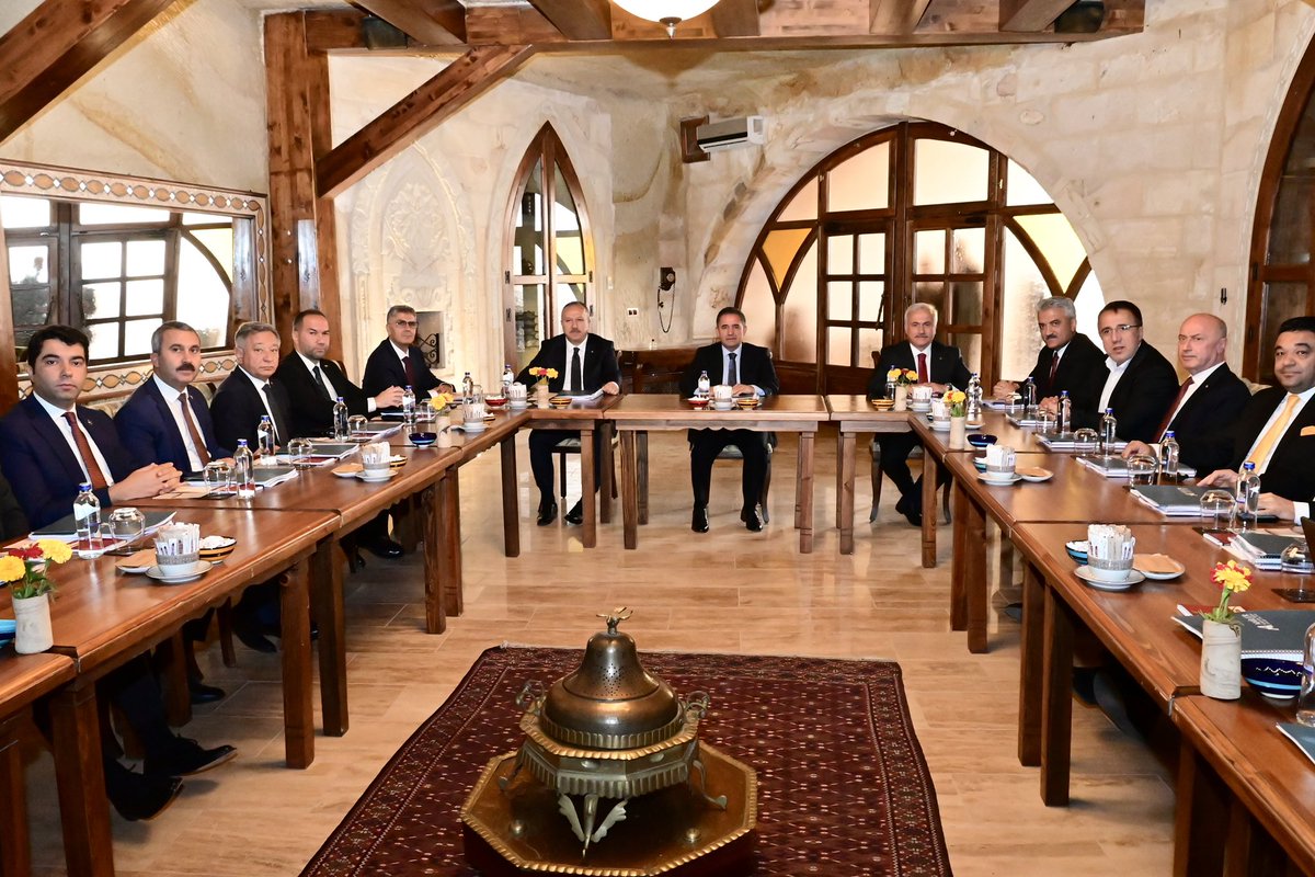 Ahiler Kalkınma Ajansı (AHİKA) Ekim ayı Olağan Yönetim Kurulu Toplantısı İlimizin ev sahipliğinde gerçekleştirildi. 

AHİKA Yönetim Kurulu Başkanı, Kırşehir Valisi Hüdayar Mete Buhara başkanlığında gerçekleşen toplantıya, Valimiz Ali Fidan (<a href="/ValiFidan/">Ali Fidan</a>);