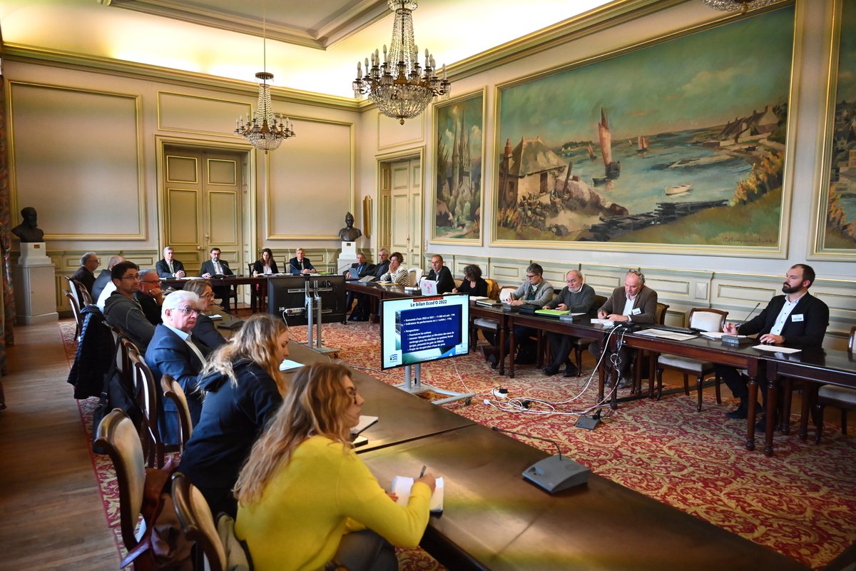 Prefet56's tweet photo. ECOD’O |
S’est tenu hier le comité de clôture de la 3ème éditi° du programme ECOD’O, présidée par le Préfet du #Morbihan et par le Président de la @CCI_du_Morbihan 
Cette réunion a permis :
> de faire un bilan du dispositif depuis son lancement
> de définir les nouveaux objectifs https://t.co/8HfXqw03Yl