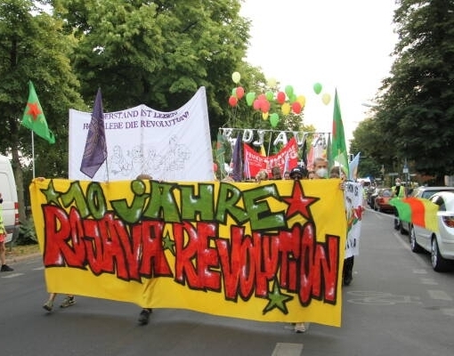 Ende__Gelaende's tweet image. Unter #WomenDefendRojava finden viele vielfältige Aktionen statt:
plakatieren, verteilen von Flyern, mit Menschen ins Gespräch kommen, Veranstaltungen sowie Demos und Kundgebungen organisieren.
Kommt mit uns auf die Straße!
Gemeinsam verteidigen wir die FrauenRevolution✊🏾🔥✌️🏾!