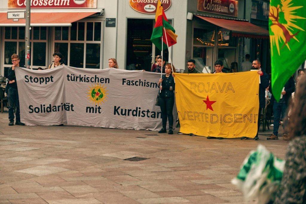 Ende__Gelaende's tweet image. Unter #WomenDefendRojava finden viele vielfältige Aktionen statt:
plakatieren, verteilen von Flyern, mit Menschen ins Gespräch kommen, Veranstaltungen sowie Demos und Kundgebungen organisieren.
Kommt mit uns auf die Straße!
Gemeinsam verteidigen wir die FrauenRevolution✊🏾🔥✌️🏾!