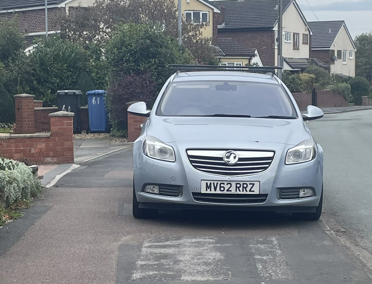 UkBad's tweet image. Parked fully on the pavement!

#BadParking #PavementParking