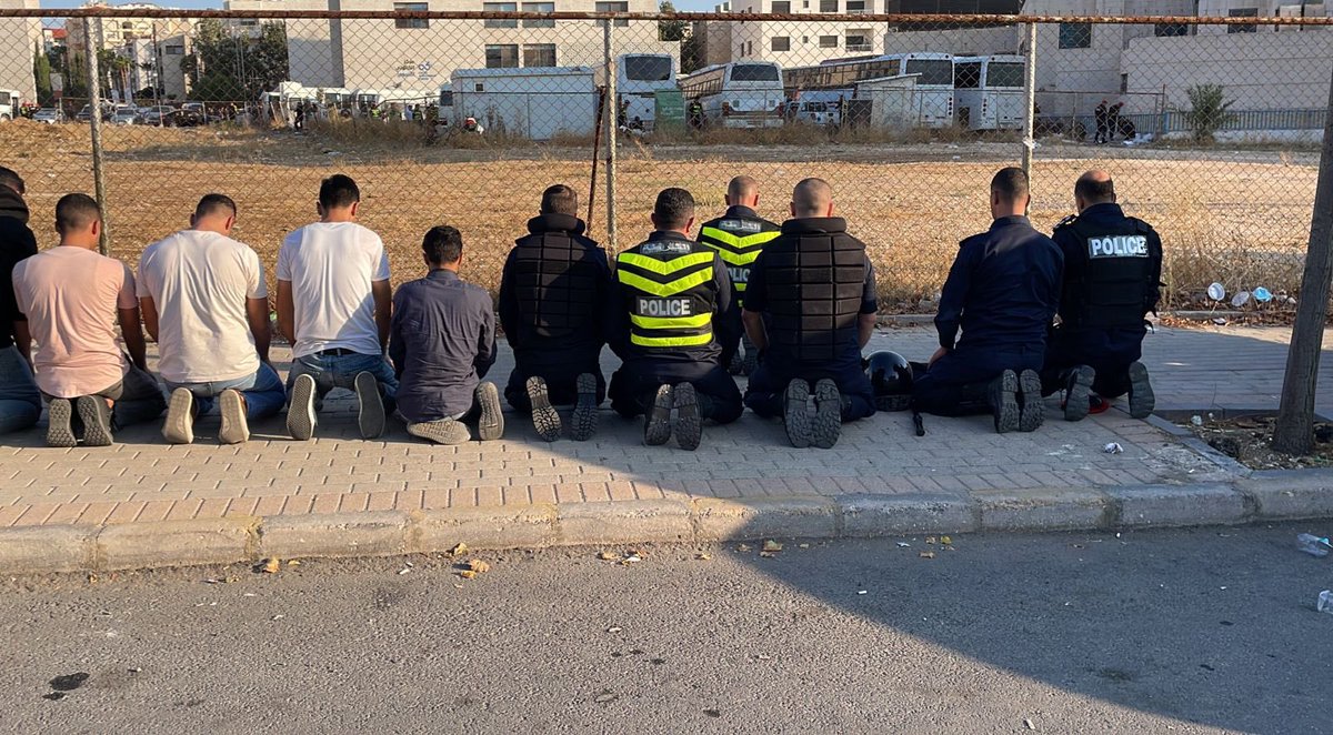 Police_Jo's tweet photo. مهما تعددت الواجبات وطالت ساعات العمل والاجتهاد... سنجد وقتا لنصلي، وسنجد وقتاً لندعو الله بأن يحفظ سائر أوطاننا وأهلنا في الاردن وفلسطين...
صادقة قلوبنا، قوية عزائمنا خلف قيادتنا الهاشمية

#فلسطين_بوصلتنا_وتاجها_القدس_الشريف
#وطن_النشامى
#الأمن_العام #الأردن https://t.co/fxsSf2iQhU