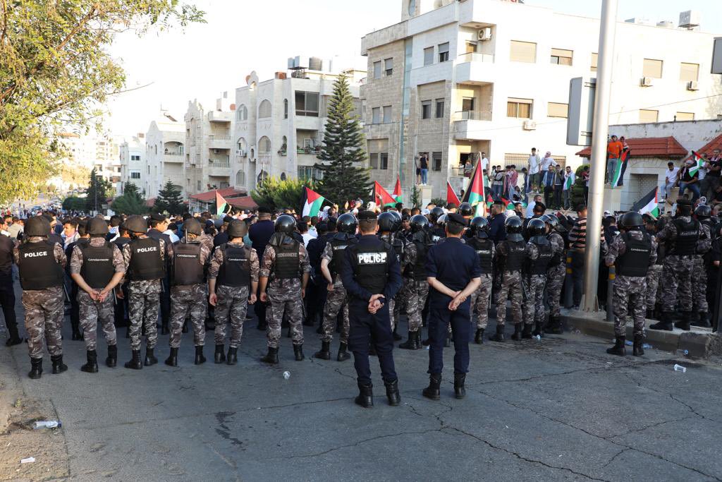 Police_Jo's tweet photo. مهما تعددت الواجبات وطالت ساعات العمل والاجتهاد... سنجد وقتا لنصلي، وسنجد وقتاً لندعو الله بأن يحفظ سائر أوطاننا وأهلنا في الاردن وفلسطين...
صادقة قلوبنا، قوية عزائمنا خلف قيادتنا الهاشمية

#فلسطين_بوصلتنا_وتاجها_القدس_الشريف
#وطن_النشامى
#الأمن_العام #الأردن https://t.co/fxsSf2iQhU