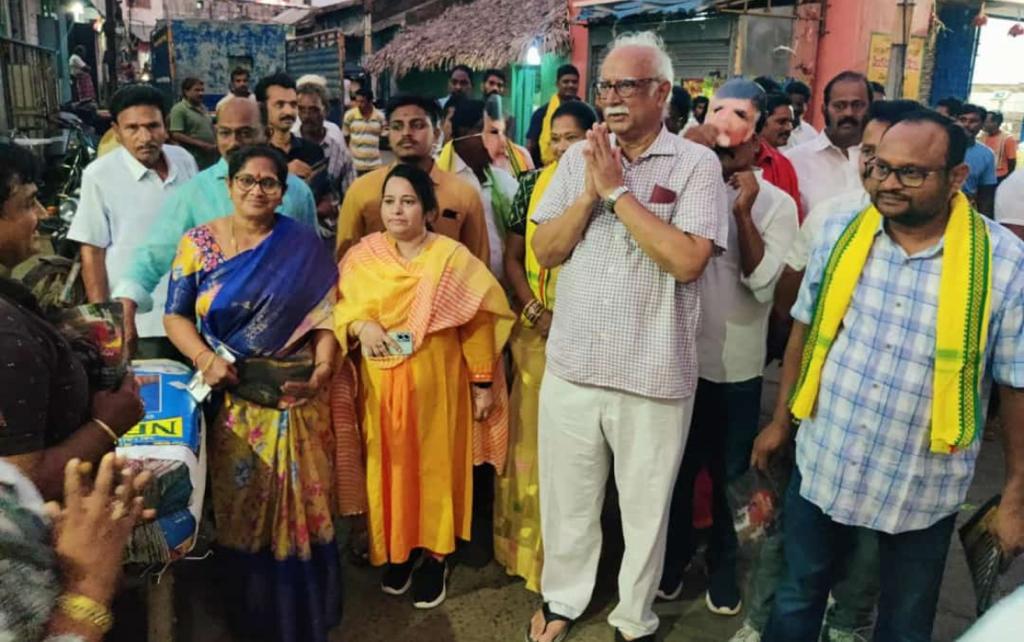 Ashok Gajapathi Raju (@ashok_gajapathi) on Twitter photo తెలుగుదేశం పార్టీ జాతీయ అధ్యక్షులు <a href="/ncbn/">N Chandrababu Naidu</a> గారి అక్రమ అరెస్టుకు నిరసనగా ఈరోజు సాయంత్రం “బాబుతో నేను” కార్యక్రమంలో భాగంగా పి.డబ్ల్యూ. మార్కెట్ లో “బాబుతో నేను” కరపత్రాలు పంపిణీ కార్యక్రమం నిర్వహించడం జరిగింది.
#IAmWithBabu
#PeopleWithNaidu తెలుగుదేశం పార్టీ జాతీయ అధ్యక్షులు <a href="/ncbn/">N Chandrababu Naidu</a> గారి అక్రమ అరెస్టుకు నిరసనగా ఈరోజు సాయంత్రం “బాబుతో నేను” కార్యక్రమంలో భాగంగా పి.డబ్ల్యూ. మార్కెట్ లో “బాబుతో నేను” కరపత్రాలు పంపిణీ కార్యక్రమం నిర్వహించడం జరిగింది.
#IAmWithBabu
#PeopleWithNaidu