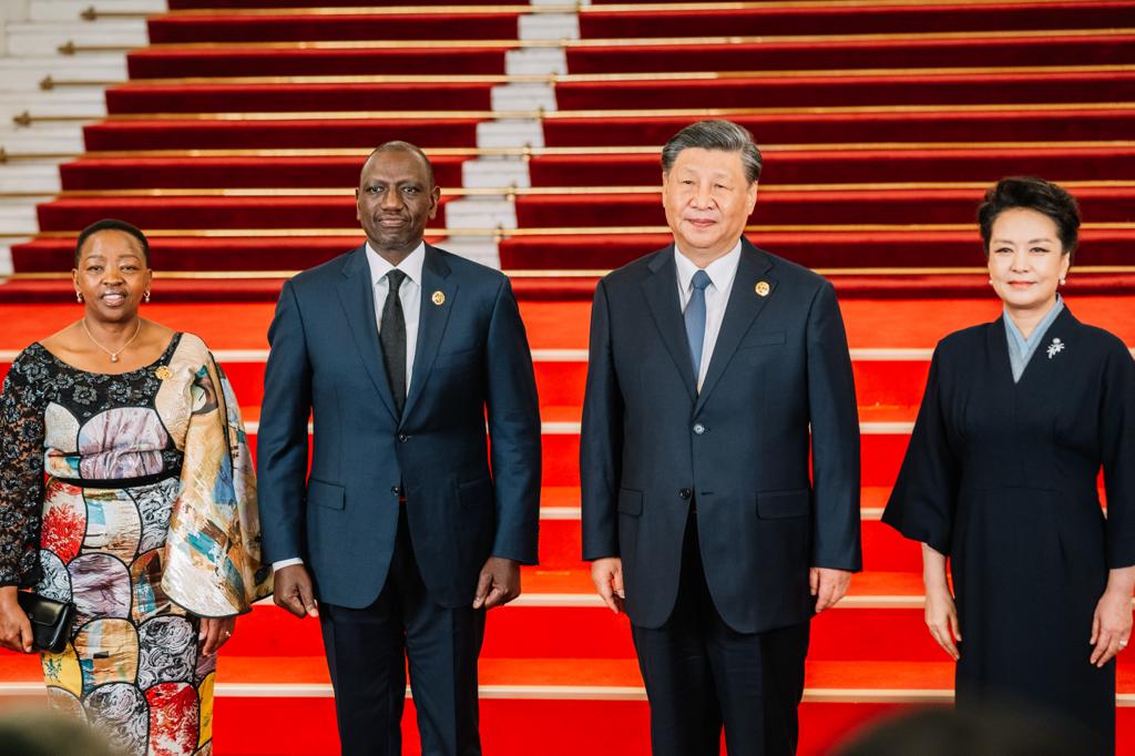 peterobwaka's tweet photo. @KaibereKamau @AnuarSaddat @BiancaNaom1 So the president changed suits https://t.co/nrJqhSq76p