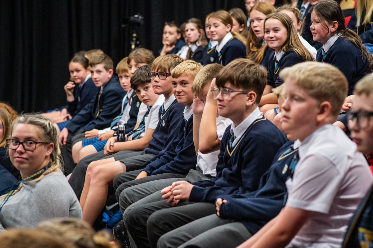 YsgolGlanClwyd's tweet photo. Disgyblion blwyddyn 7 yn mwynhau dysgu am hanes yr iaith gyda chwmni @mewncymeriad #taithyriaith #hanescymru @menteriaithdinbych
——
Year 7 pupils enjoyed learning about the history of the Welsh language with Llion Williams and Mewn Cymeriad. https://t.co/3sxyiZl3cc