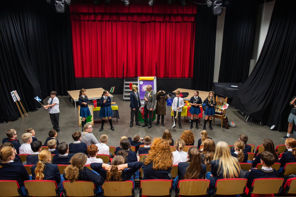 YsgolGlanClwyd's tweet photo. Disgyblion blwyddyn 7 yn mwynhau dysgu am hanes yr iaith gyda chwmni @mewncymeriad #taithyriaith #hanescymru @menteriaithdinbych
——
Year 7 pupils enjoyed learning about the history of the Welsh language with Llion Williams and Mewn Cymeriad. https://t.co/3sxyiZl3cc