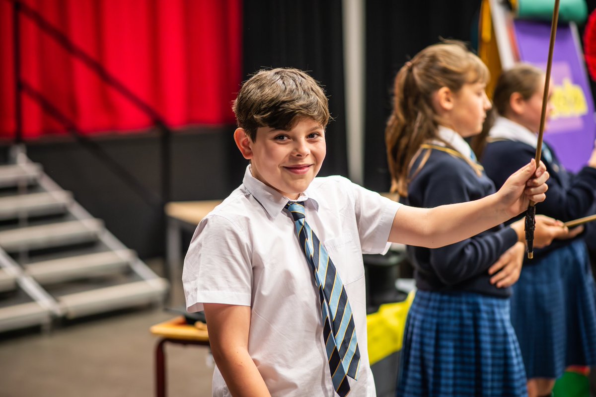 YsgolGlanClwyd's tweet photo. Disgyblion blwyddyn 7 yn mwynhau dysgu am hanes yr iaith gyda chwmni @mewncymeriad #taithyriaith #hanescymru @menteriaithdinbych
——
Year 7 pupils enjoyed learning about the history of the Welsh language with Llion Williams and Mewn Cymeriad. https://t.co/3sxyiZl3cc