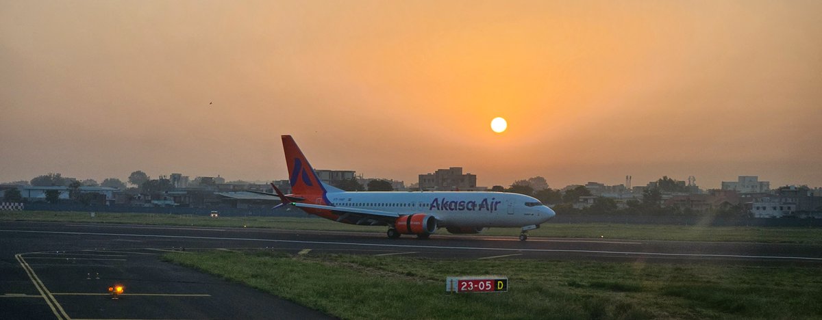 CaptYogesh320's tweet photo. @AkasaAir Color meeting with Sunrise 🌅.
God Speed.
#vaah
#ahme https://t.co/wzGG44zyAZ