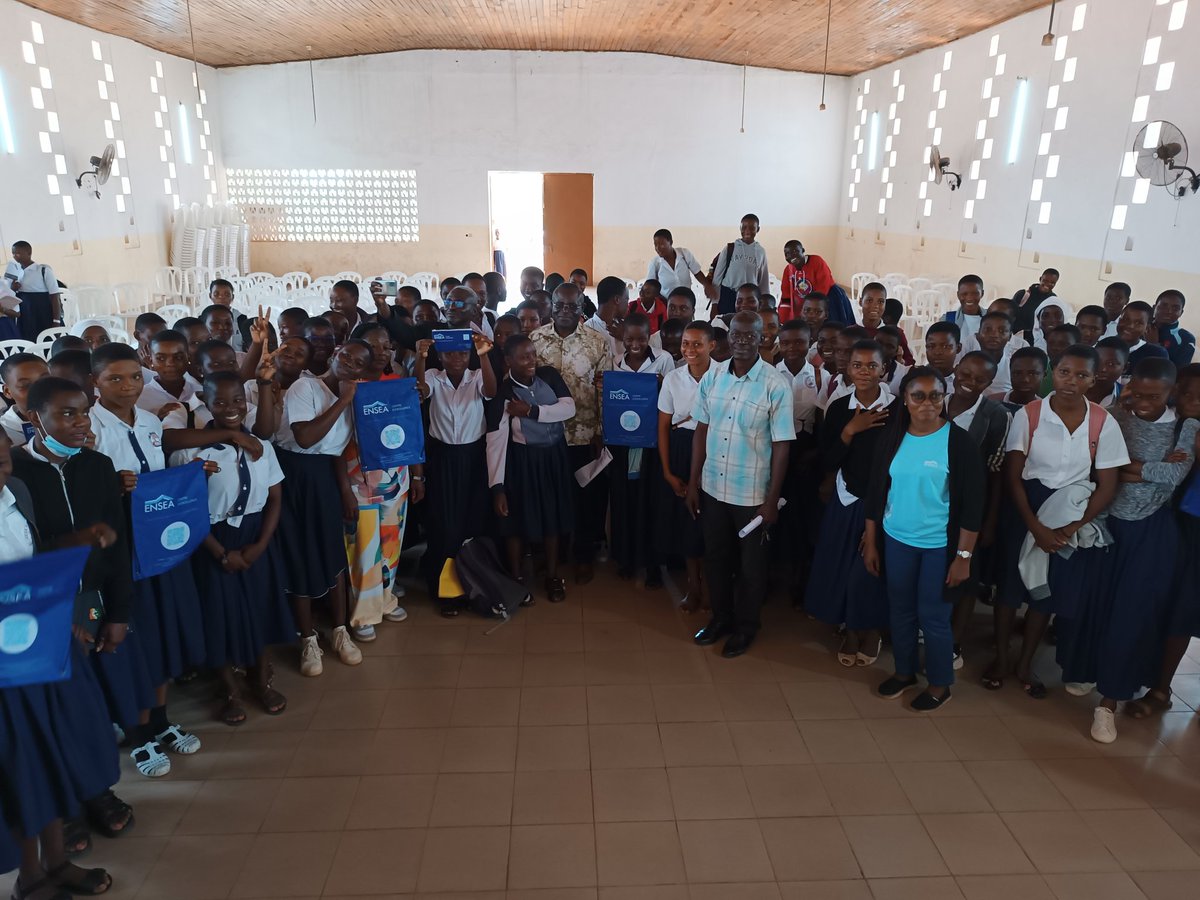 EnseaO's tweet photo. CARAVANE 2023 | DALOA
Après la session d'information , M. KOUA, Proviseur du Lycée Moderne 4 de Daloa a tenu à encourager ses filles à présenter le concours pour la filière des #Analystes #Statisticiens.
@AFD_France , @Banquemondiale ,@the_ACEProject https://t.co/4Zh3RVyXjh