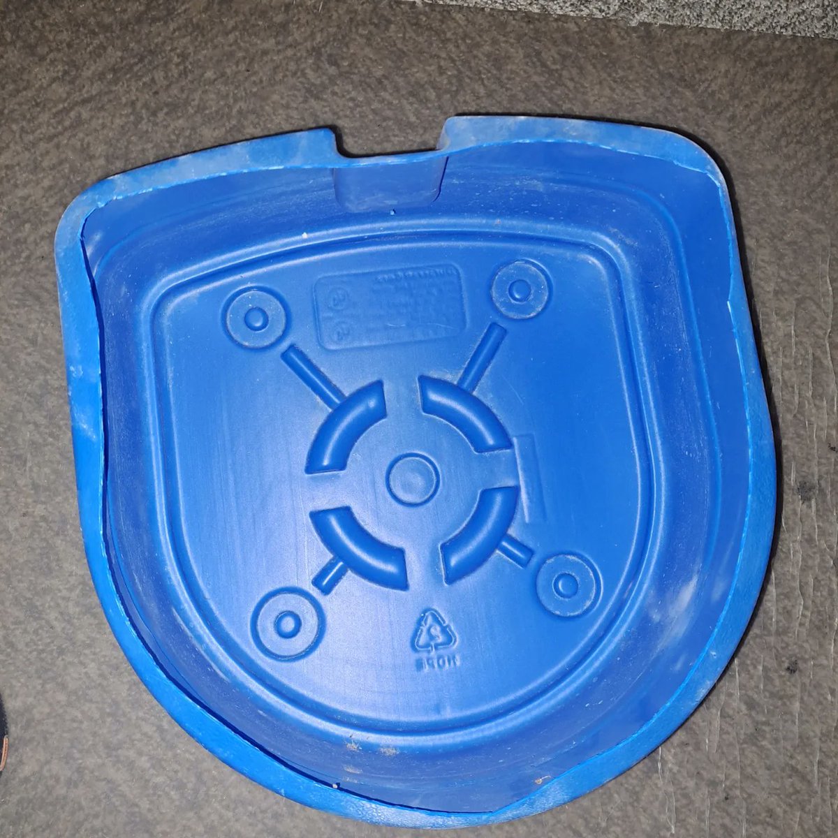ATEOutdoors's tweet photo. I don't have a nest box at home yet, and lumber is short around the house, but I've got this humidifier someone threw away. I'll need to drill holes in the bottom for drainage in case water gets in, but this will definitely do.
#ateoutdoors #workwithwhatyougot #diy #nestbox https://t.co/6jdCwhKEE1
