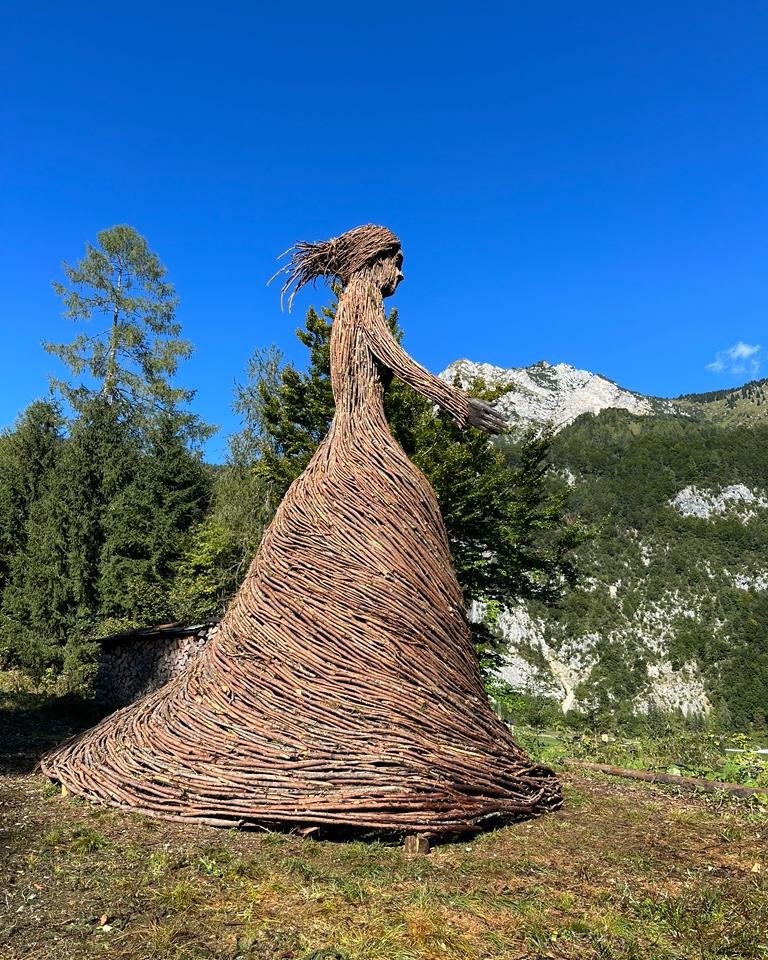 😍 Con i suoi 8 metri di altezza è la scultura di donna in legno più grande d'#Europa.
Madre Natura di #ForniAvoltri sovrasta l’abitato del paese, integrandosi splendidamente con il paesaggio.
📷© Ufficio Turistico Forni Avoltri