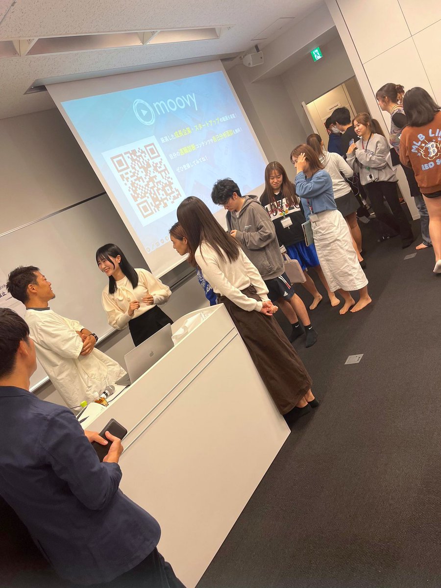 今日、早稲田大学の学生寮で講演させてもらいました。”就活”がテーマで参加者が50名。最後はどんどん手が挙がってエネルギーに満ちていました！
何かの役に立ってれば嬉しい。
人気企業ランキングなんかに左右されず、成長産業に飛び込んでほしい。
