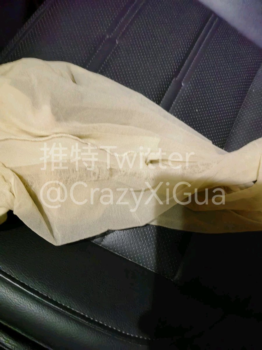一样的地方，再次光顾，一打开桶果然有惊喜，而且是最喜欢的肉丝，难得的是在最上面没被污染。这个应该是水吧客服小姐姐穿的，勾丝扔掉了，口味没有那么重。老规矩私信我获取方式，口令红包及地址，顺丰发出！ https://t.co/k6RZZiVvqD