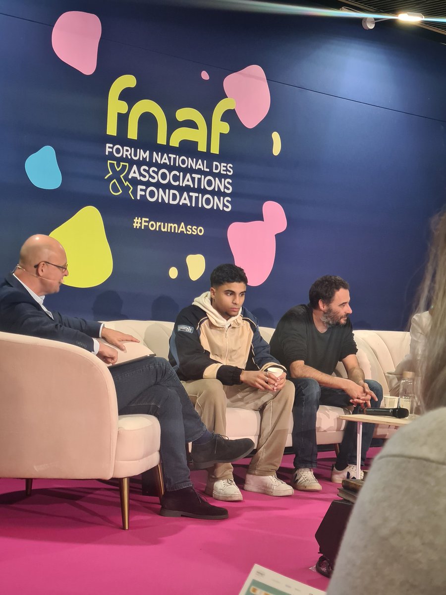 <a href="/FerisBarkat/">Féris Barkat</a> "la confiance est centrale, on doit se désengager avant de s'engager. Sortir de son système de pensées, avoir confiance dans sa capacité à en construire un autre" #forumasso  le prix de la démocratie a un brillant membre du jury <a href="/JBcazalets/">JB Cazalets</a> <a href="/david_guiraud/">David Guiraud</a> !