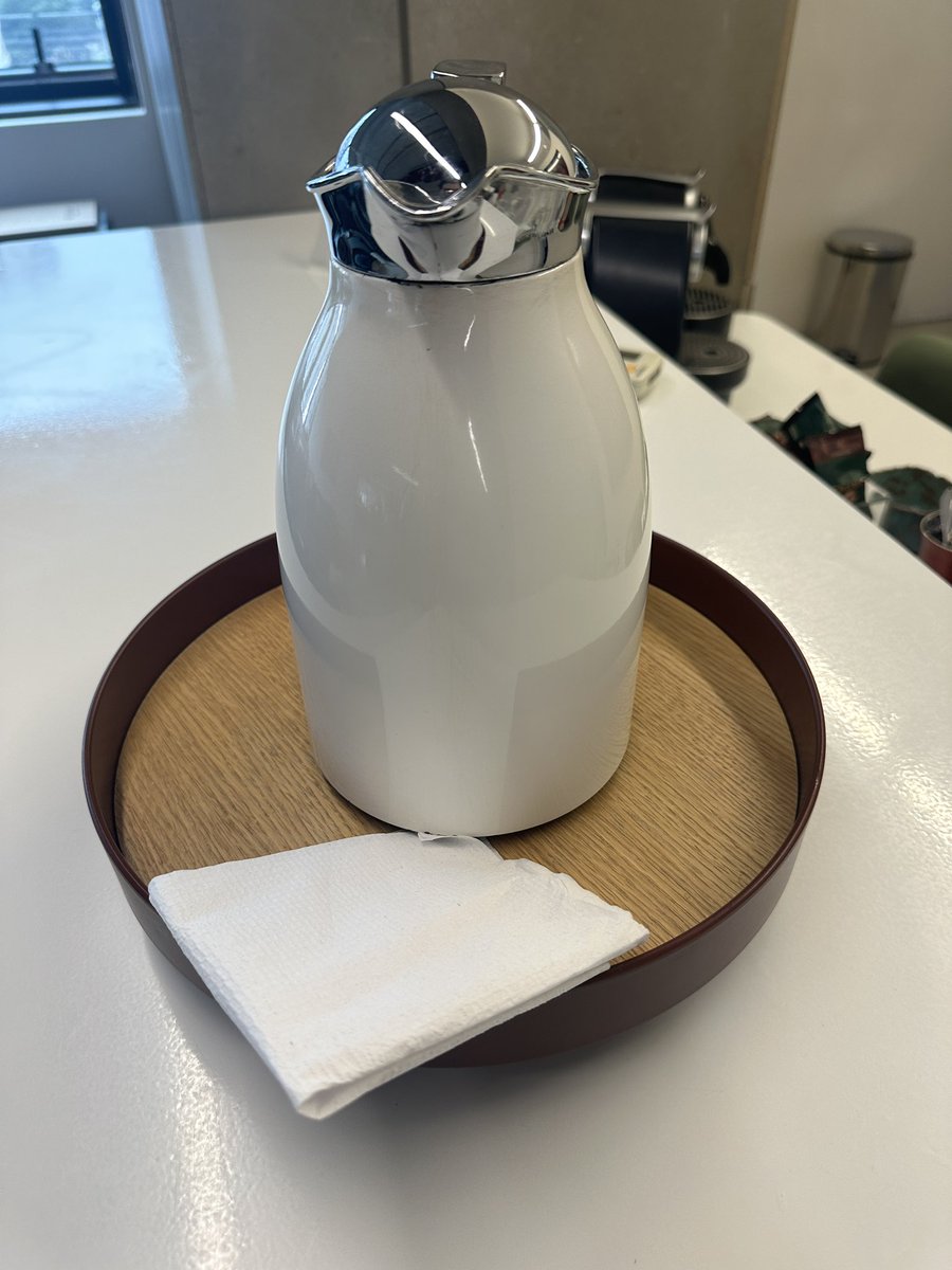 elacabord's tweet photo. minha chefe milionária e a empresa lucrando todo ano horrores, eu morrendo de fome de manhã, a única coisa que existe no escritório é café, não tem UM biscoito 😭 https://t.co/SQ2uv0pYvz