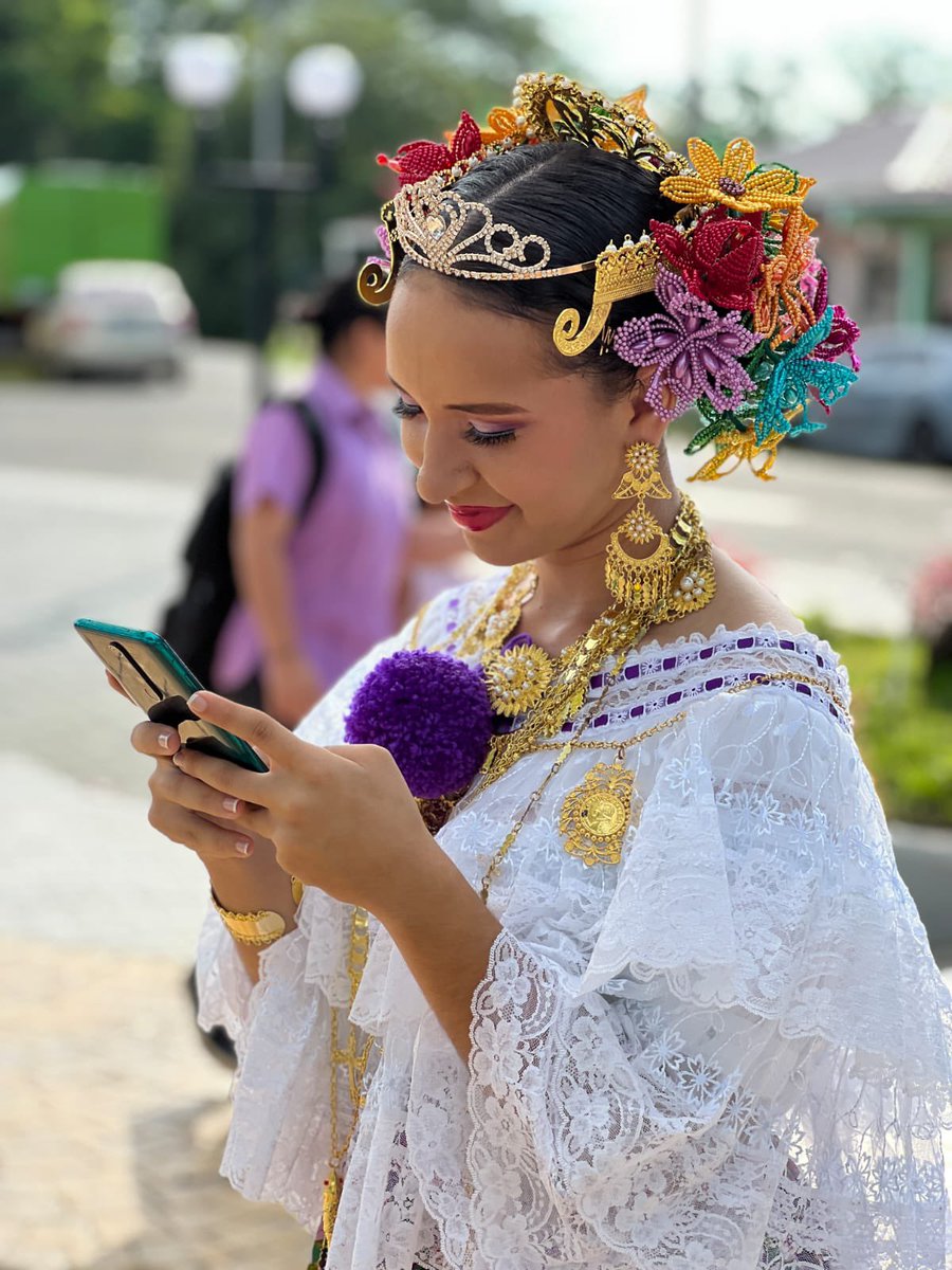 En esta celebración, también queremos destacar la presencia de nuestra princesa, Yesmelis,quien representa la belleza y el espíritu de nuestra comunidad. A través de su compromiso y dedicación, personifica los valores de unidad, solidaridad y trabajo en equipo.
