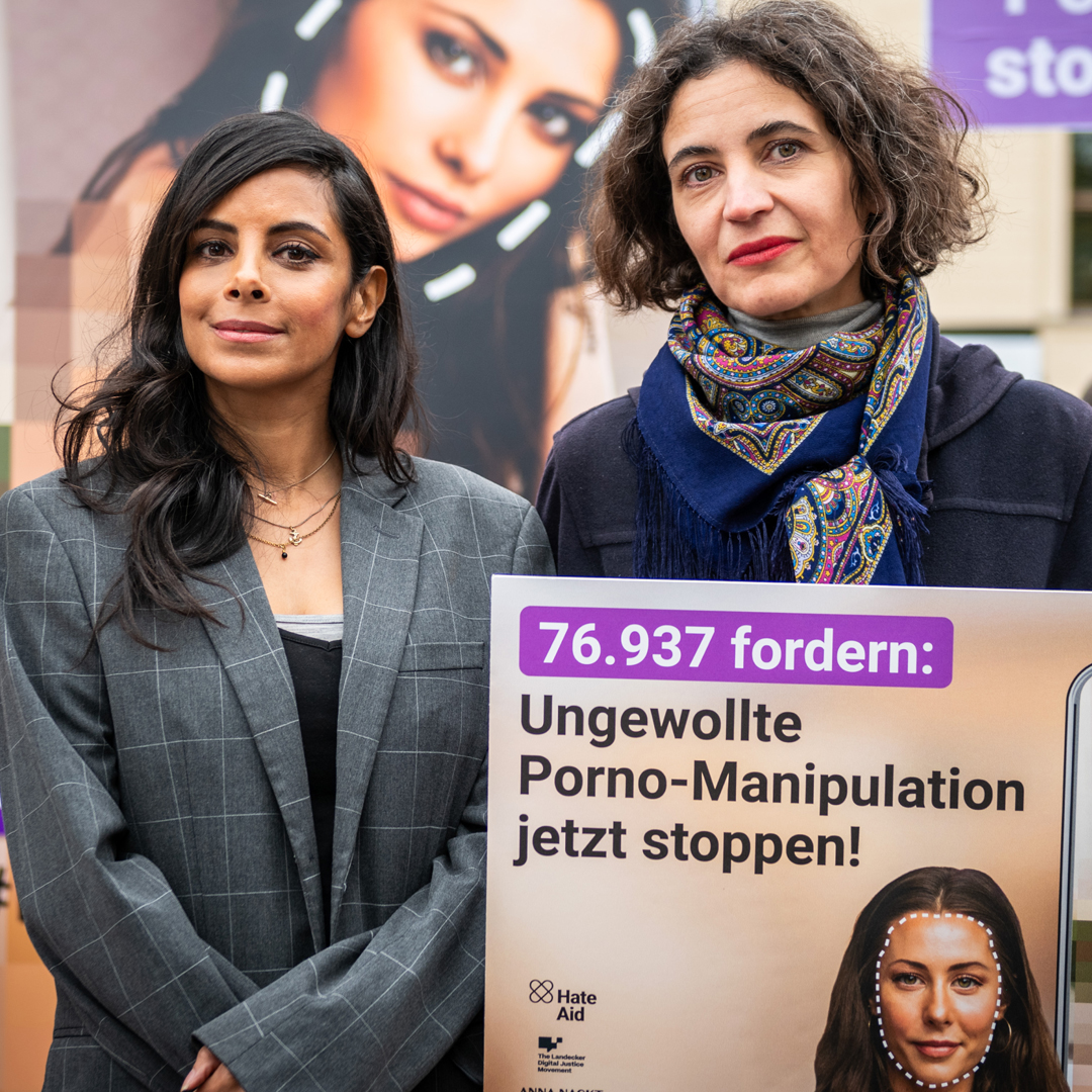 HateAid's tweet photo. Endlich: Staatssekretärin @DanielaKluckert hat eure 76.937 Unterschriften unserer Petition #MyFaceMyChoice entgegengenommen. Eine Aktion vor @Wissing’s Ministerium war erfolgreich ... Nun liegt es an ihm, gegen den Missbrauch durch Face Swap Apps vorzugehen. #Demokratie