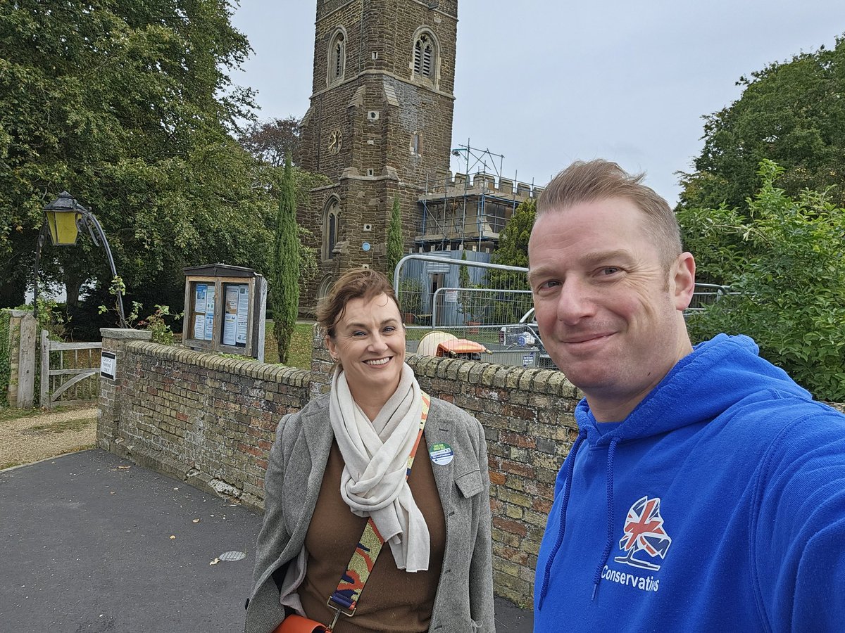 ChrisDey4Grange's tweet photo. Brilliant to be out today delivering pledge letters for @FestAKINBUSOYE.
Festus, the only local candidate, will make a superb M.P. for the good people of Mid Beds.
Great work from team Enfield my colleague Cllr @EmmaSupple and I.
#voteConservative
#19thOct https://t.co/kQIOBLjRcU