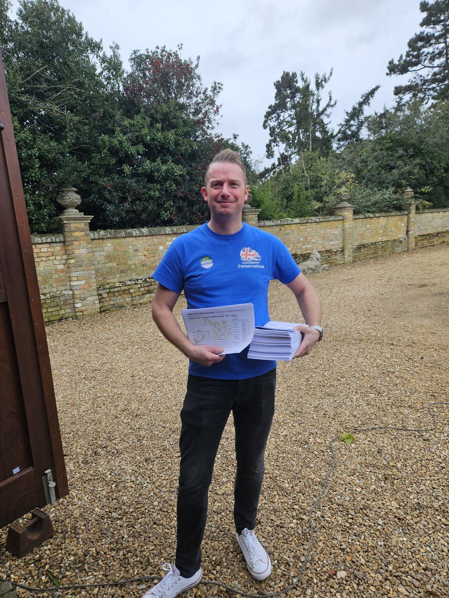ChrisDey4Grange's tweet photo. Brilliant to be out today delivering pledge letters for @FestAKINBUSOYE.
Festus, the only local candidate, will make a superb M.P. for the good people of Mid Beds.
Great work from team Enfield my colleague Cllr @EmmaSupple and I.
#voteConservative
#19thOct https://t.co/kQIOBLjRcU