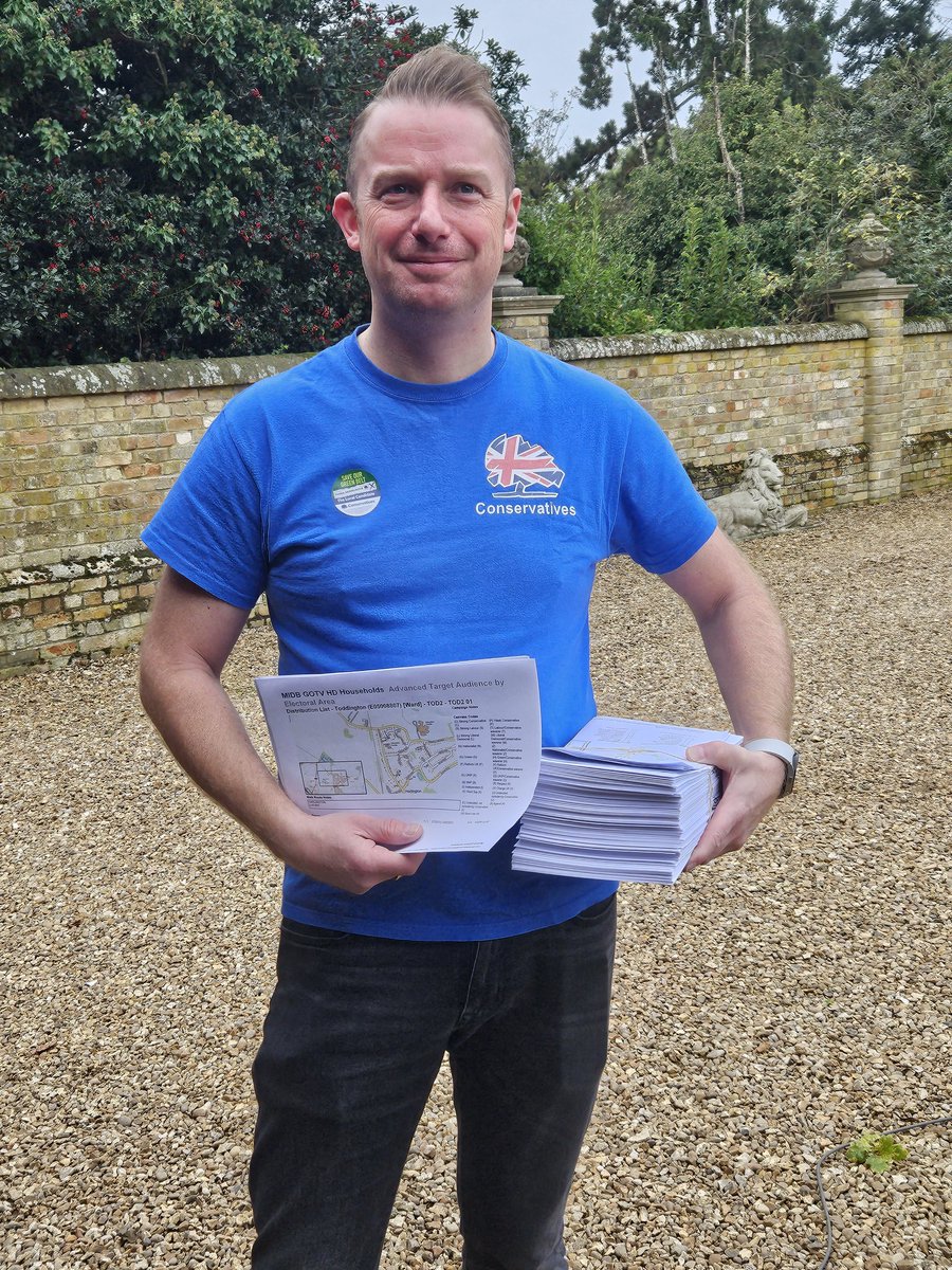ChrisDey4Grange's tweet photo. Brilliant to be out today delivering pledge letters for @FestAKINBUSOYE.
Festus, the only local candidate, will make a superb M.P. for the good people of Mid Beds.
Great work from team Enfield my colleague Cllr @EmmaSupple and I.
#voteConservative
#19thOct https://t.co/kQIOBLjRcU
