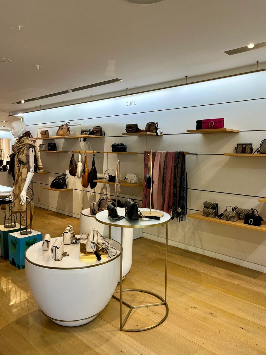 If you're tired, shopping, beauty salons, and doing things you like are a relaxing activity.👜💫
 #Beautyslons #Gucci #Relaxing