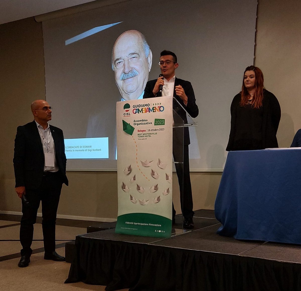 Cisl_ER's tweet photo. #guidiamoilcambiamento Nel corso dell'assemblea organizzativa Cisl ER, consegnato a Serena Federici e Luca Giorgi il premio dedicato alla memoria di #GigiBonfanti. Il progetto vincitore si chiama "Squadra Uovo" ed è dedicato alla comunicazione integrata e trasversale Cisl https://t.co/D2nbyhWRn3