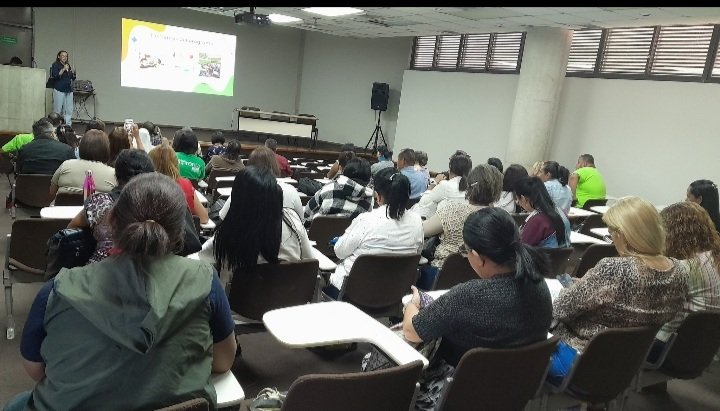 dferika's tweet photo. Siguiendo el camino de lo que me gusta hacer. 
Siempre dando todo para propiciar acciones que lleven a las escuelas a enseñar con calidad, nuestros niños y niñas lo merecen. https://t.co/9Xm4aNo2tL