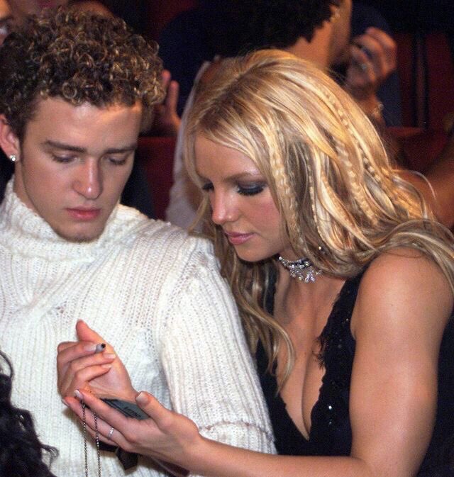 Em seu livro de memórias #TheWomanInMe, Britney Spears revela que foi traída por Justin Timberlake. O nome da amante não foi citado, pois a celebridade agora tem a sua própria família e Britney não quer envergonha-la.