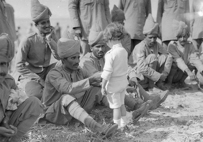 A young French boy greets an Indian soldier who has just arrived in France to fight alongside French and British forces, September 30, 1914. 🇫🇷🤝🇮🇳  #HistoricalConnections