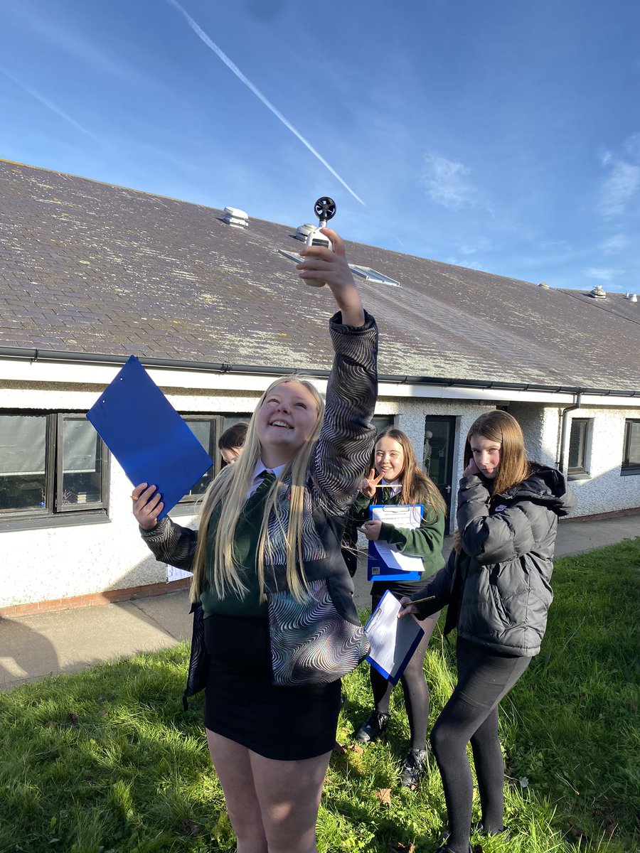 CreuddynDaear's tweet photo. Dysgwyr bl.8 @ysgolycreuddyn yn brysur yn casglu data am y tywydd o amgylch safle’r ysgol. #meicrohinsawdd 🌎 https://t.co/hcP8fwAZv2