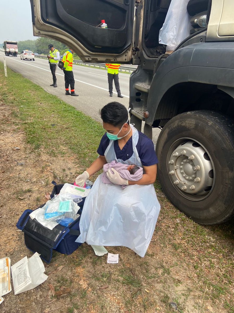 alepzaki11's tweet photo. Beranak dalam lori di lebuhraya.
Pengalaman perkhidmatan.
Dapat panggilan ada kes nak bersalin dalam lori, lokasi LPT KM 121 hala Kuantan. Maklumat pasal ibu minimum. Sepanjang persiapan di klinik, 2-3 kali senarai semak barang-barang kerana expect the worst. https://t.co/5nuQ5rBUsa
