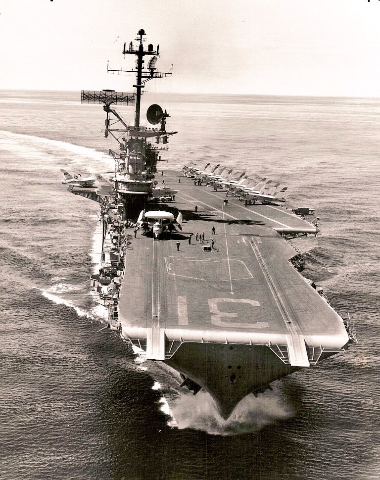 Aircraft carrier

#USSBonHommeRichard CV31
(1944-1971) Essex Class

📷 1967 #GulfofTonkin #VietnamWar

@USNavy 🇺🇸