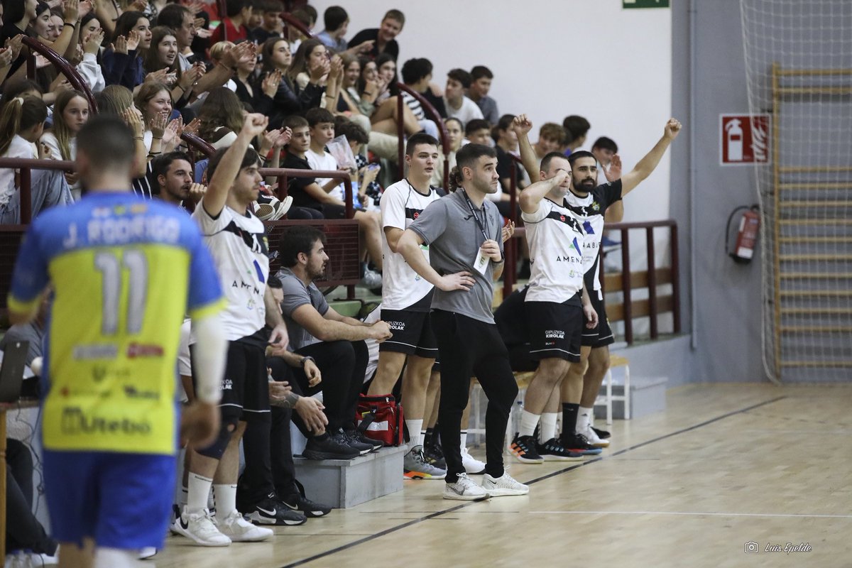 AmenabarZarautz's tweet photo. 📸 Ikusgai daude jada https://t.co/7TsZsxTm26 webgunean @BmUteboVG-ren aurkako partidako argazkiak.

Betiko moduan, eskerrak Luis Epelde handiari!

#KostaldekoKortsarioak
#DNAZarauztarra https://t.co/XKMh8AYmfs