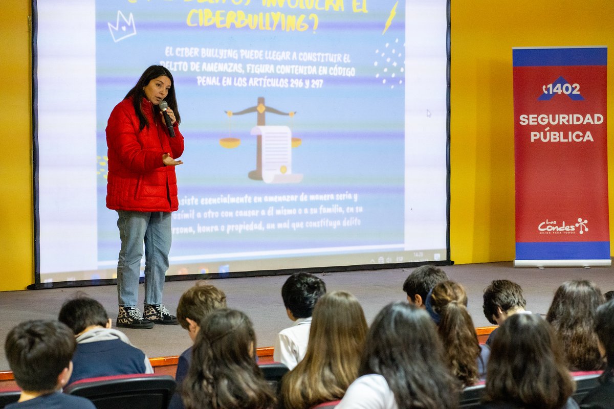 LC_Seguridad's tweet photo. 1/2🧵El Equipo Territorial de @LC_seguridad visitó el Colegio Nuestra Señora del Rosario para conversar con los alumnos de 6° básico y exponerles sobre temáticas como el ‘ciberbullying’ y ‘grooming’: una iniciativa disponible para todos los colegios  de la comuna @Muni_LasCondes https://t.co/UFT2yNTYbx