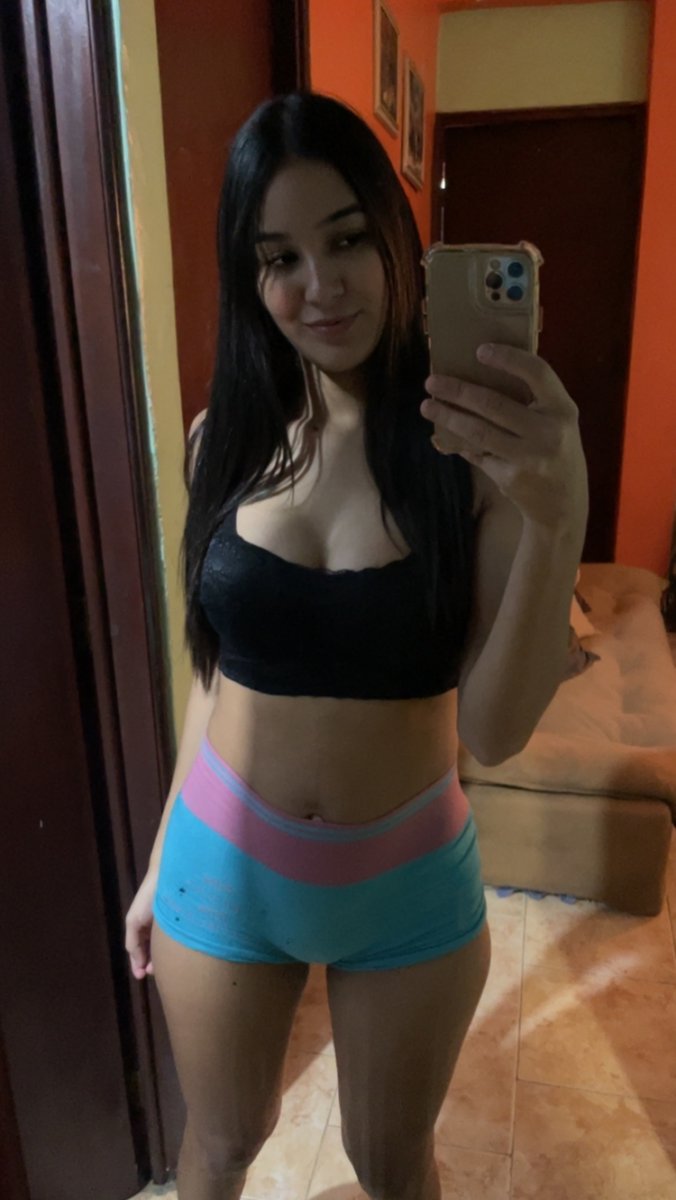 katielovxo's tweet photo. Mi short está muy apretado 😮‍💨 Me lo quito yo o me lo quitas tú? https://t.co/lBpWAiR3Mb