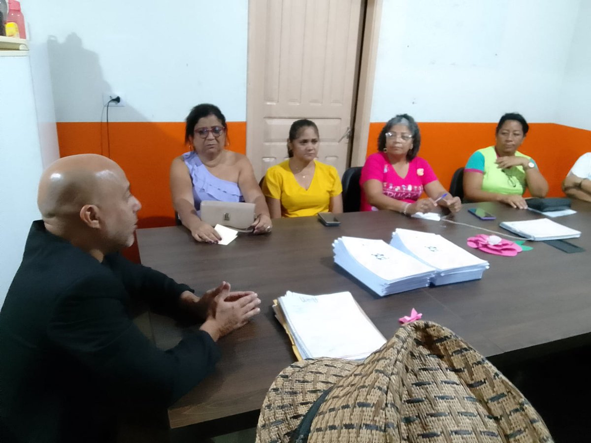 Sintet_to's tweet photo. O Sintet realizou nesta terça(17/10), uma reunião com  professoras da Rede Municipal Nova Rosalândia, onde o adv. Silvanio Mota, fez esclarecimentos sobre aposentadoria à categoria. O presidente do Sintet Paraíso Nonato Silva também participou. #SINTET https://t.co/XFYjdFLLMk https://t.co/7WnxPMStvu