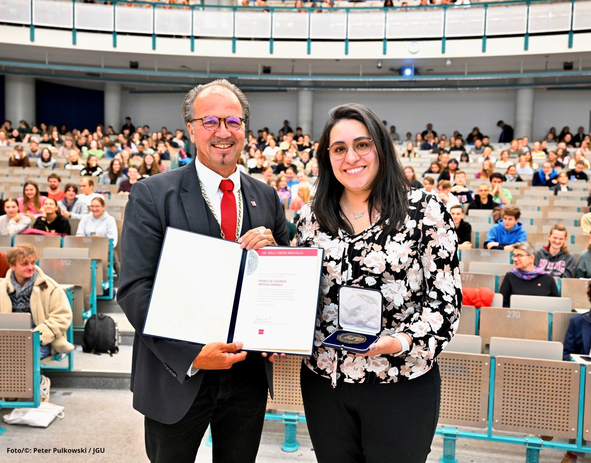 Universität Mainz (@uni_mainz) on Twitter photo María de Lourdes Ortega Méndez erhält Dr. Willy Eberz-Medaille für außergewöhnliches #studentischesEngagement. Auszeichnung für vielfältigen Einsatz für Mitstudierende, gute Bedingungen in Studium und Lehre und immer auch für #UniMainz presse.uni-mainz.de/maria-de-lourd… María de Lourdes Ortega Méndez erhält Dr. Willy Eberz-Medaille für außergewöhnliches #studentischesEngagement. Auszeichnung für vielfältigen Einsatz für Mitstudierende, gute Bedingungen in Studium und Lehre und immer auch für #UniMainz presse.uni-mainz.de/maria-de-lourd…