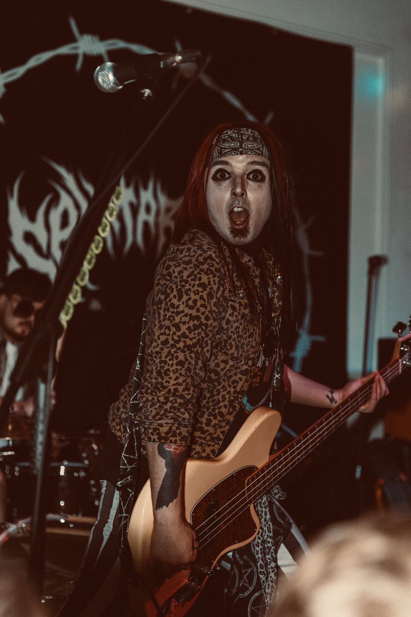 Pinhead Larry tweet media