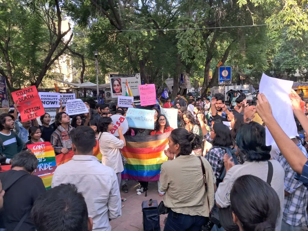 Teri mukti
Meri mukti
Queer mukti
Hijra mukti
ZINDABAD!

Hundreds of Students marched across DU north campus raising slogans of Queer Liberation and Marriage Equality!

#samesexmarriage #notohomophobia #nototransphobia